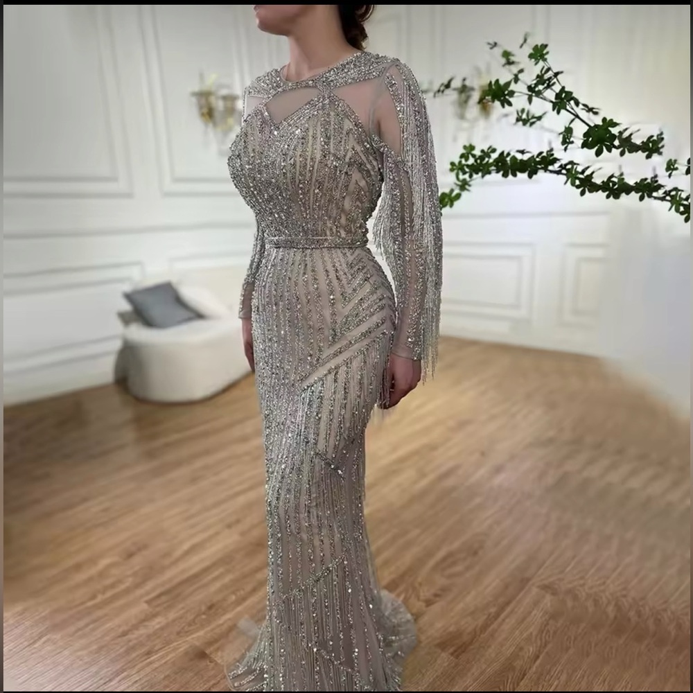 This dress is a UK size 12 which is US size 8. I am size 6 so it was big on me.